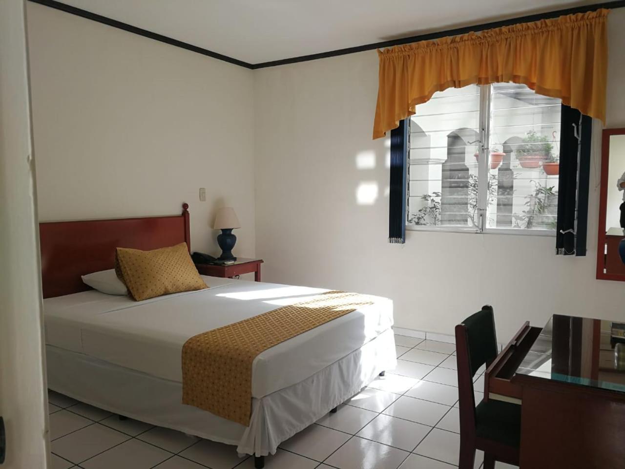 Hotel Villa Serena San Benito Сан-Сальвадор Екстер'єр фото